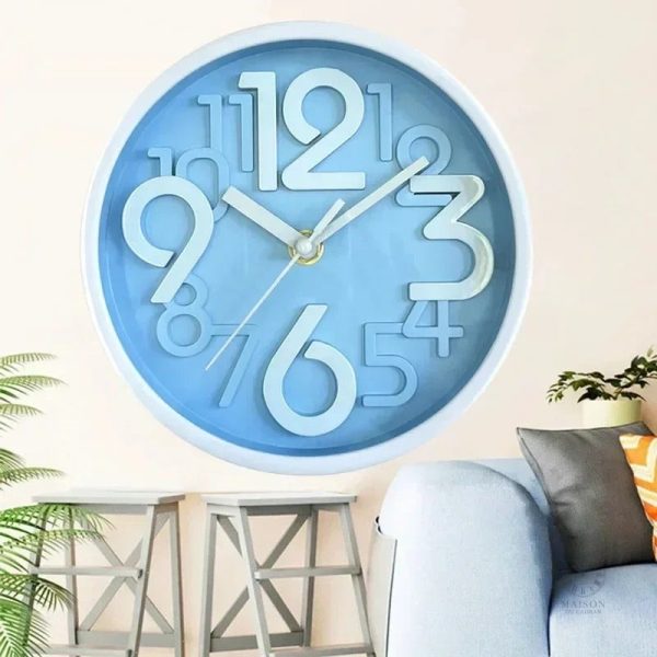 Horloge Scandinave au cadran clair et épuré