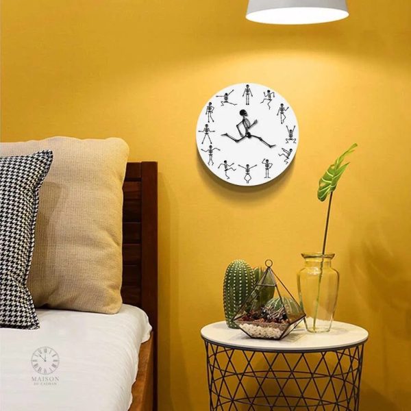 Horloge squelette murale au design original et contemporain