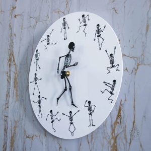 Horloge murale squelette avec mécanisme visible et esthétique unique