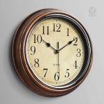 Horloge vintage en bois avec détails sculptés