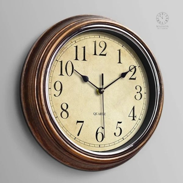 Horloge vintage en bois avec détails sculptés