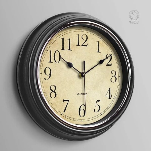 Horloge vintage avec aiguilles délicates et raffinées
