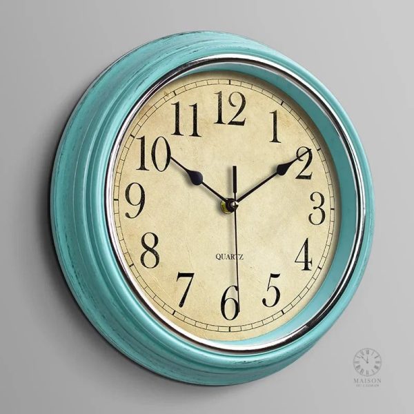 Horloge murale vintage, ambiance chaleureuse et accueillante