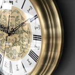 Horloge murale antique en bois sombre, style traditionnel