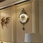 Horloge rétro murale en bois clair, charme d'antan