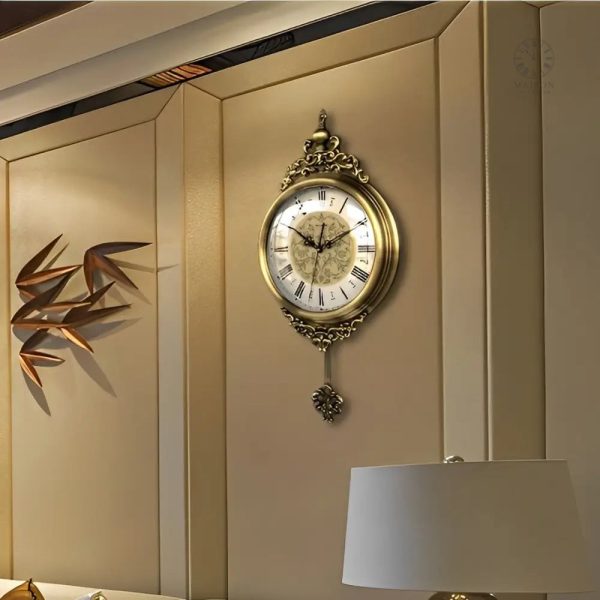 Horloge rétro murale en bois clair, charme d'antan