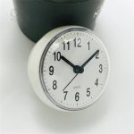 Horloge compacte avec des couleurs vives et attrayantes