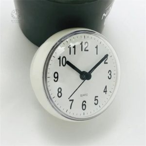 Horloge compacte avec des couleurs vives et attrayantes