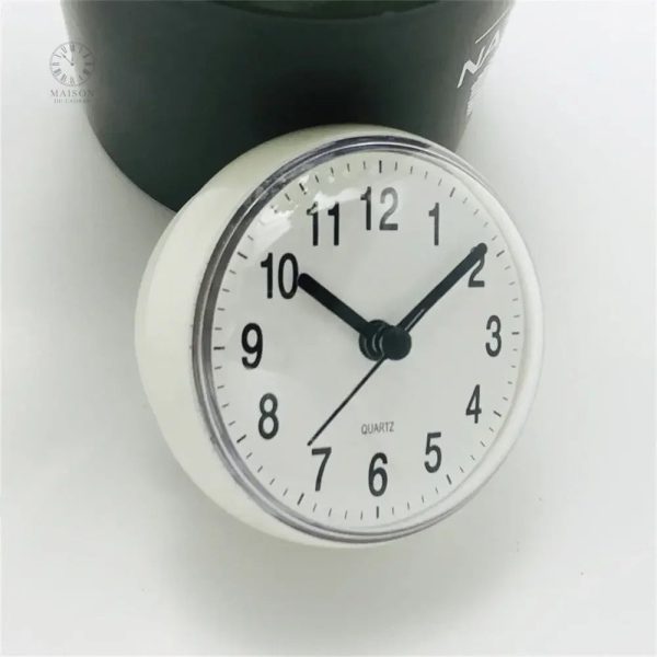 Horloge compacte avec des couleurs vives et attrayantes