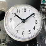 Mini Horloge avec un look contemporain et amusant