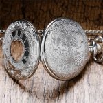 Montre à gousset argentée pour un look raffiné
