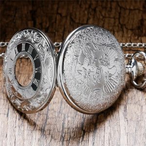 Montre à gousset argentée pour un look raffiné