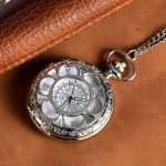 Montre Gousset Argentée au design sophistiqué