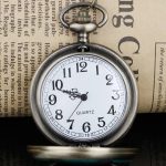 Accessoire de mode : montre gousset féminine