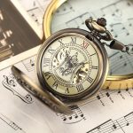 Montre gousset classique avec mécanisme visible
