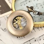 Accessoire horloger raffiné en style rétro