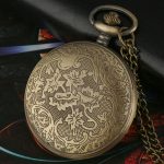 Accessoire horloger féminin au design vintage