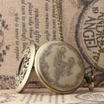 Montre gousset décorée sur le thème d'Alice au Pays des Merveilles