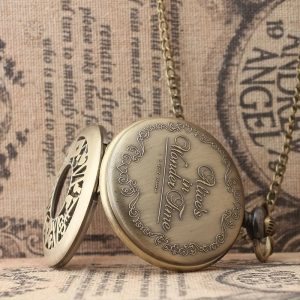 Montre gousset décorée sur le thème d'Alice au Pays des Merveilles