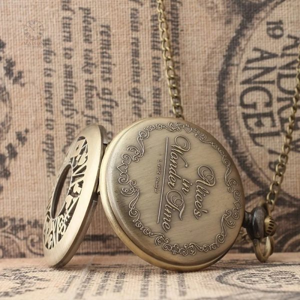 Montre gousset décorée sur le thème d'Alice au Pays des Merveilles