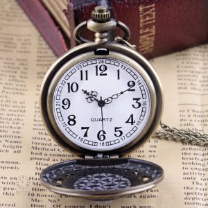 Accessoire horloger ancien pour un look féminin unique