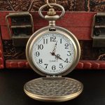 Accessoire horloger vintage avec fleurs