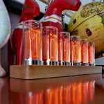 Horloge Nixie au design rétro élégant