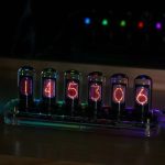 Horloge Nixie design vintage avec affichage lumineux