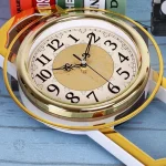 Horloge vintage avec aiguille dorée et cadran classique