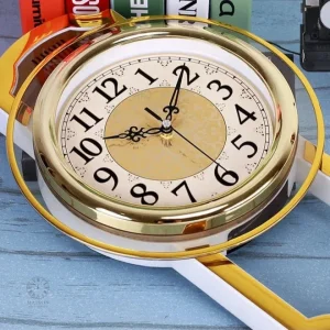 Horloge vintage avec aiguille dorée et cadran classique