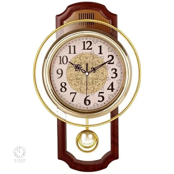 Horloge ancienne avec pendule pendante et décor élégant