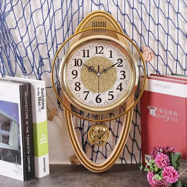 Horloge antique avec motifs délicats et finitions soignées