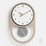 Pendule murale minimaliste avec chiffres stylisés