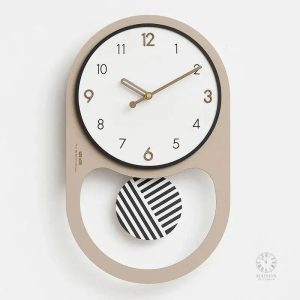 Pendule murale minimaliste avec chiffres stylisés