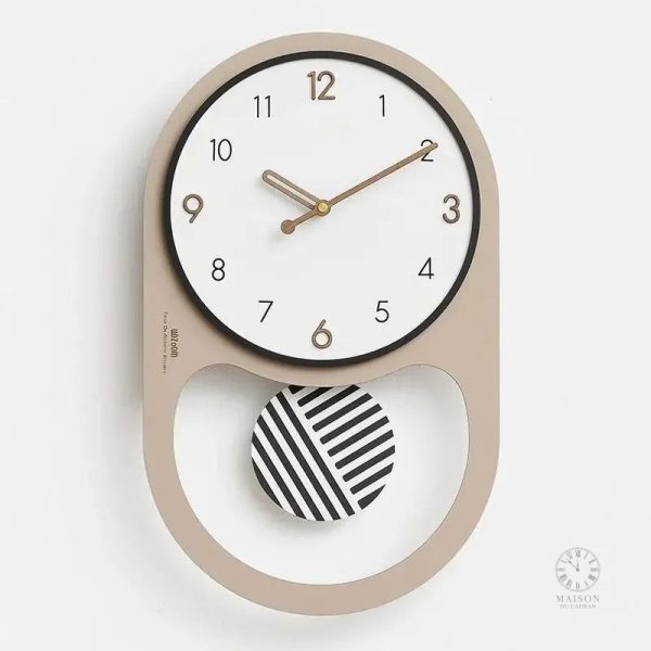Pendule murale minimaliste avec chiffres stylisés