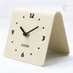 Petite horloge à poser pour un espace contemporain