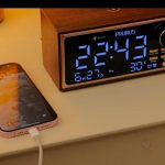 Réveil en bois avec fonctions de radio intégrées