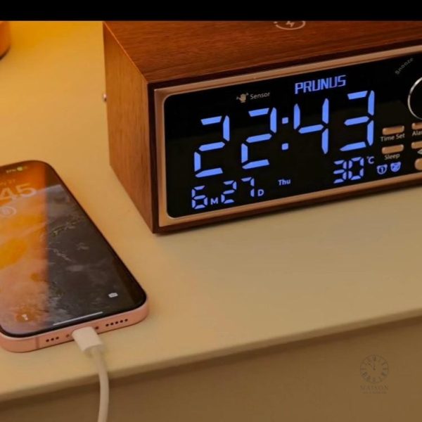 Réveil en bois avec fonctions de radio intégrées