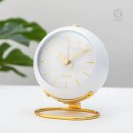 Réveil au mécanisme traditionnel et design chic