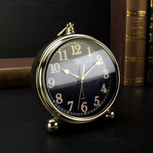 Réveil en métal au design raffiné