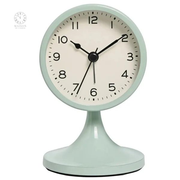 Réveil au style ancien, parfait pour un décor nostalgique