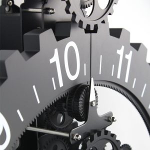 Horloge murale steampunk avec rouages apparents et style rétro